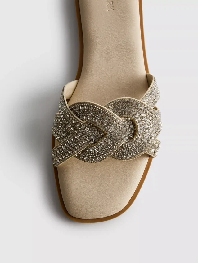 Muiltjes met strass-steentjes als versiering op de zolen van sandalen
