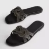 Muiltjes met strass-steentjes als versiering op de zolen van sandalen
