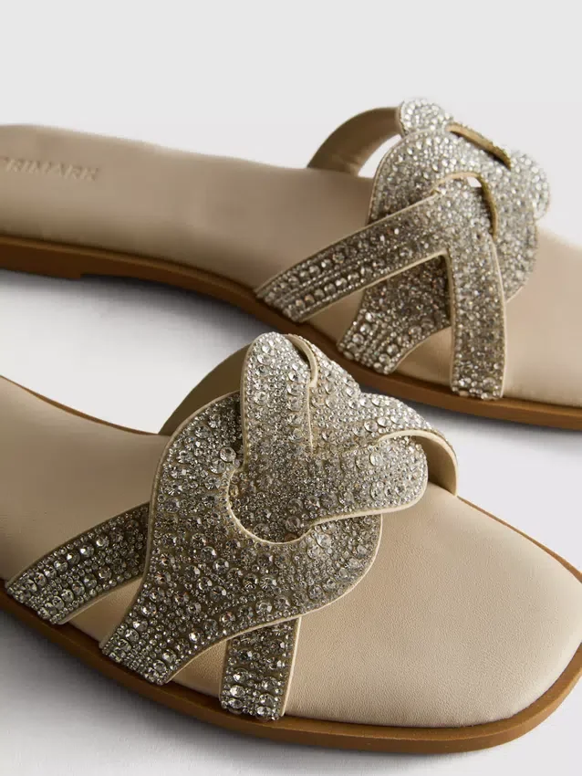 Muiltjes met strass-steentjes als versiering op de zolen van sandalen
