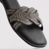 Muiltjes met strass-steentjes als versiering op de zolen van sandalen