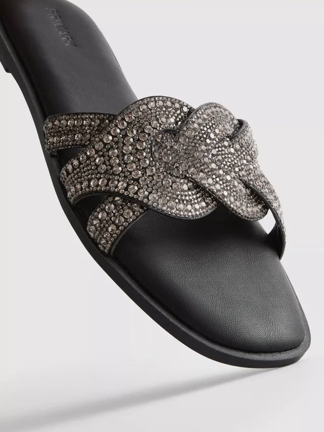 Muiltjes met strass-steentjes als versiering op de zolen van sandalen