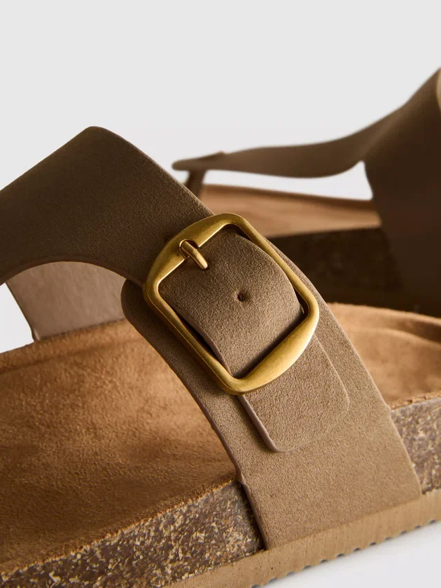 Mule-sandalen met T-band en gesp