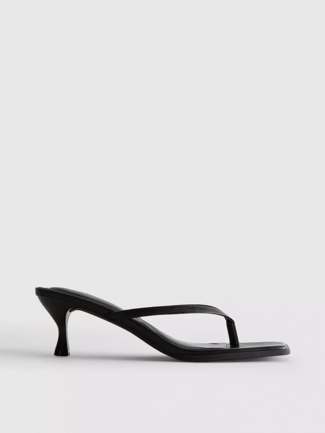 Mule-sandalen met teenriempje en hakken