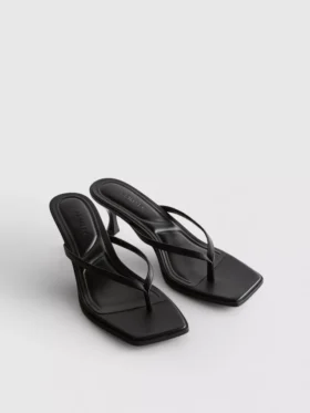Mule-sandalen met teenriempje en hakken