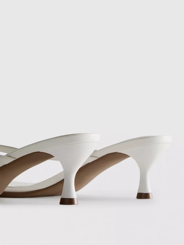 Mule-sandalen met teenriempje en hakken