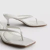 Mule-sandalen met teenriempje en hakken