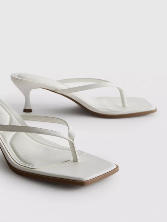 Mule-sandalen met teenriempje en hakken