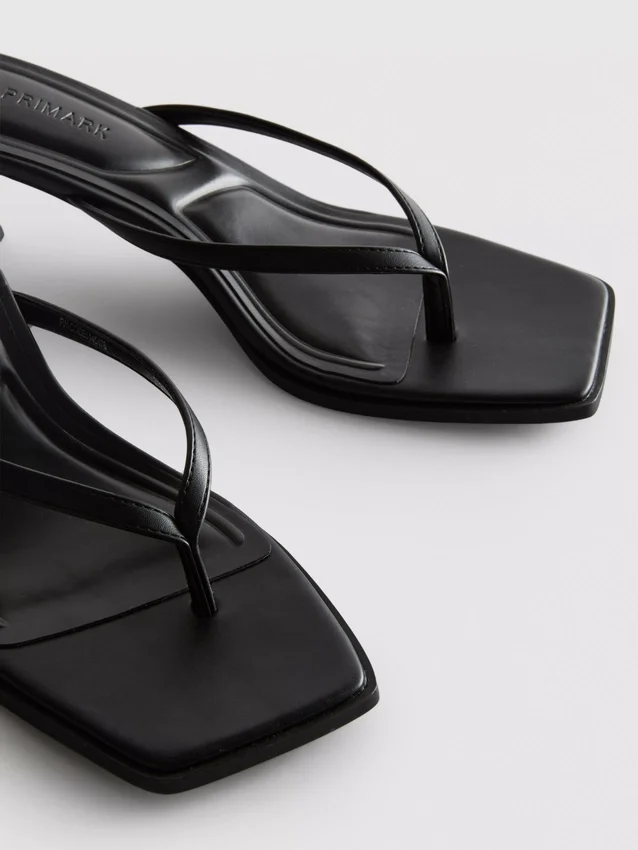 Mule-sandalen met teenriempje en hakken