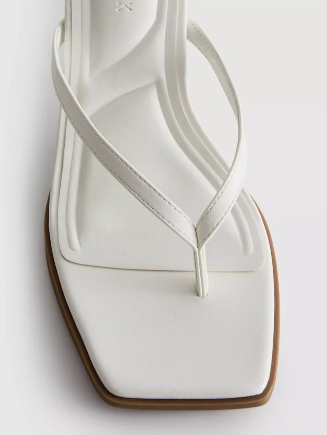 Mule-sandalen met teenriempje en hakken