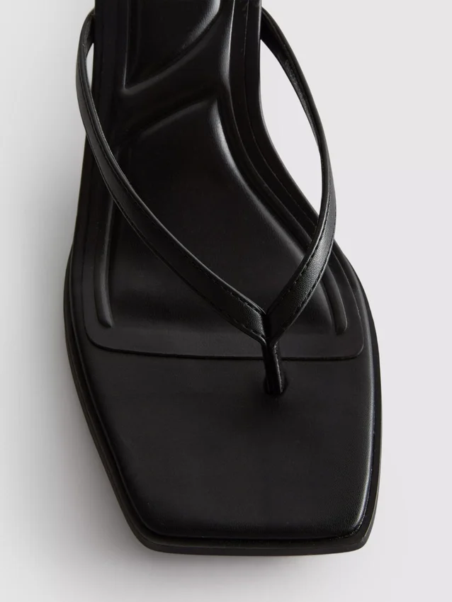 Mule-sandalen met teenriempje en hakken