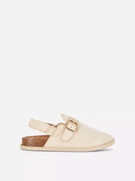 Mules met gesloten teen als onderdeel van sandalen