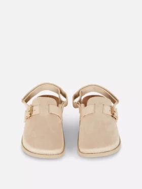 Mules met gesloten teen als onderdeel van sandalen