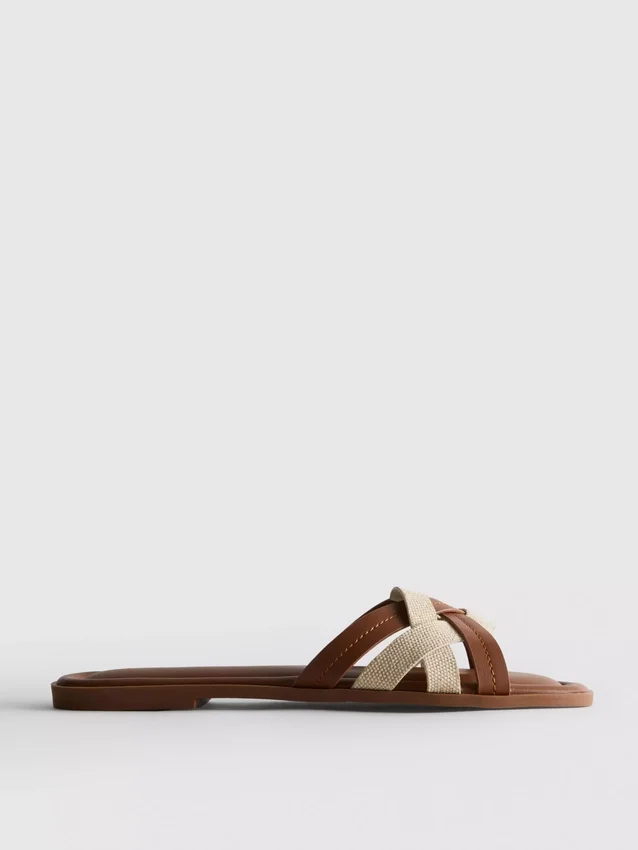 Mules met geweven bandjes