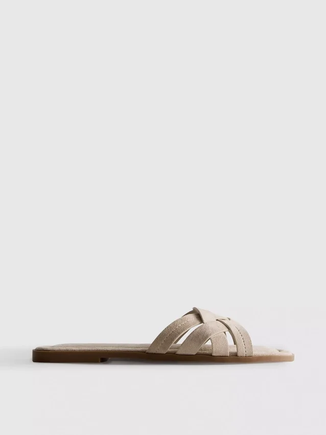 Mules met geweven bandjes