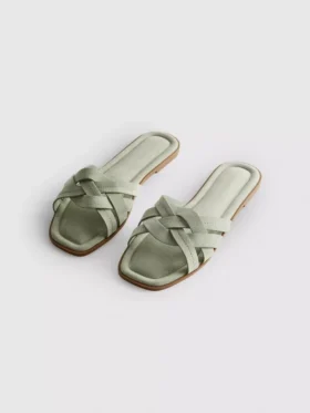 Mules met geweven bandjes