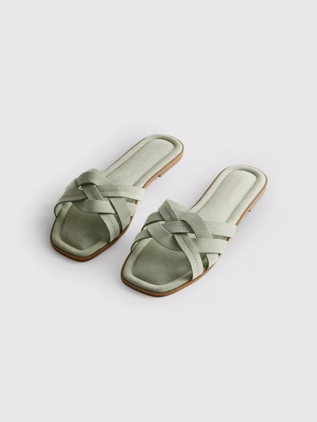 Mules met geweven bandjes
