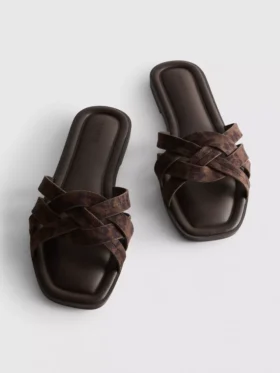 Mules met geweven bandjes