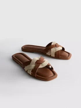 Mules met geweven bandjes