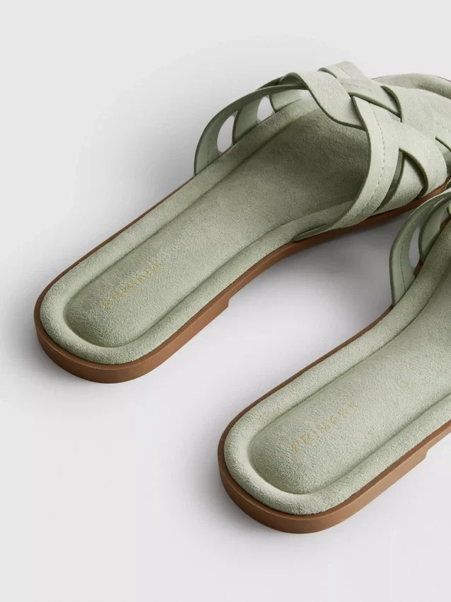 Mules met geweven bandjes