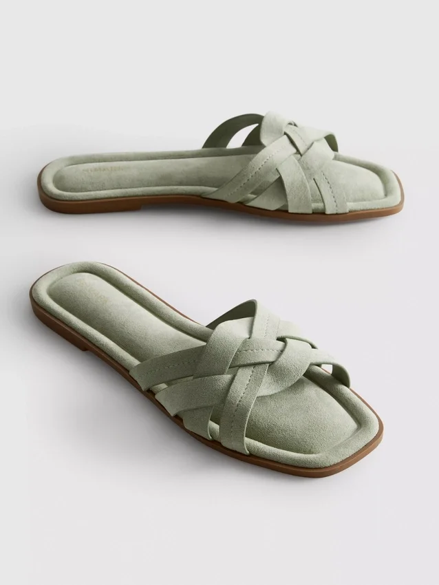 Mules met geweven bandjes