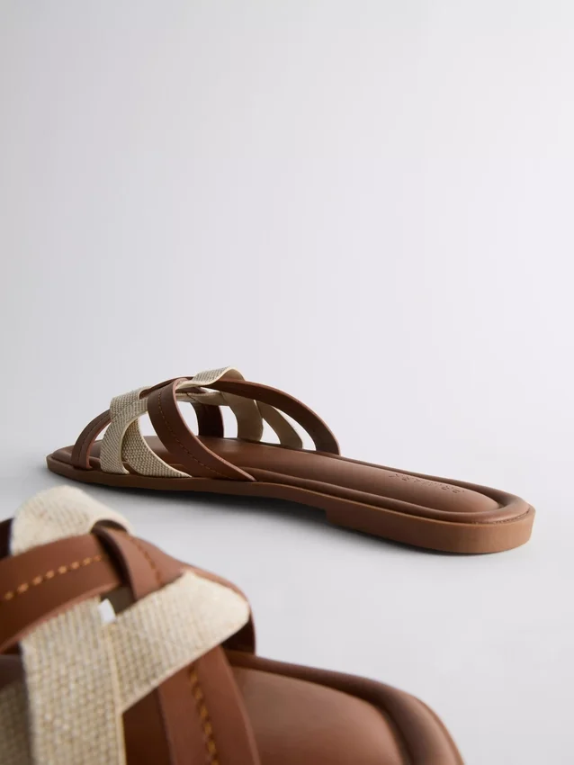 Mules met geweven bandjes