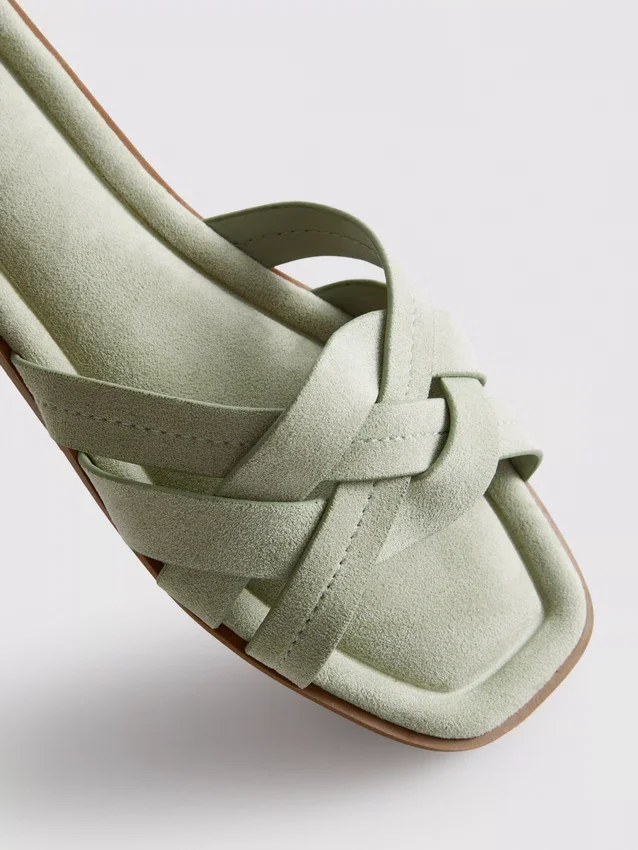 Mules met geweven bandjes