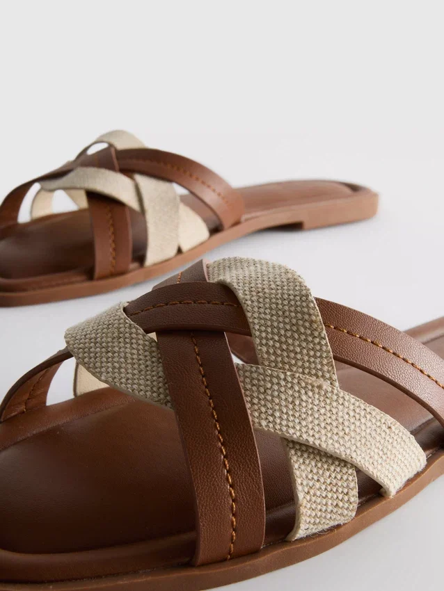 Mules met geweven bandjes