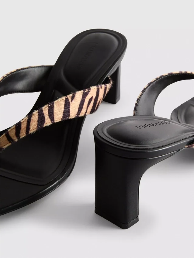 Mules met hakken en teenband in dierenprint