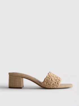 Mules met raffia blokhakken