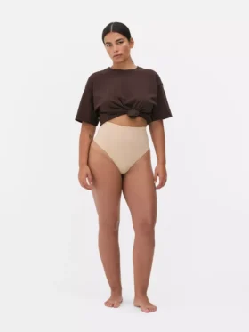 Naadloze, figuurcorrigerende string met hoge taille