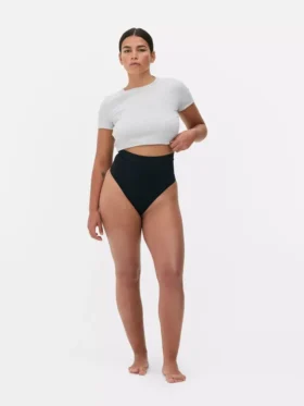 Naadloze, figuurcorrigerende string met hoge taille