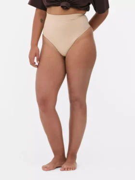 Naadloze, figuurcorrigerende string met hoge taille
