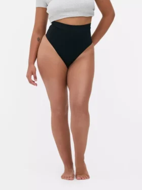Naadloze, figuurcorrigerende string met hoge taille