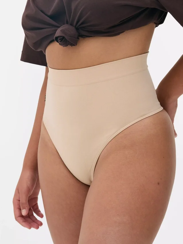 Naadloze, figuurcorrigerende string met hoge taille
