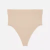 Naadloze, figuurcorrigerende string met hoge taille