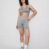 Naadloze, glanzende sportieve crop top