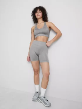 Naadloze, glanzende sportieve crop top