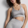 Naadloze, glanzende sportieve crop top