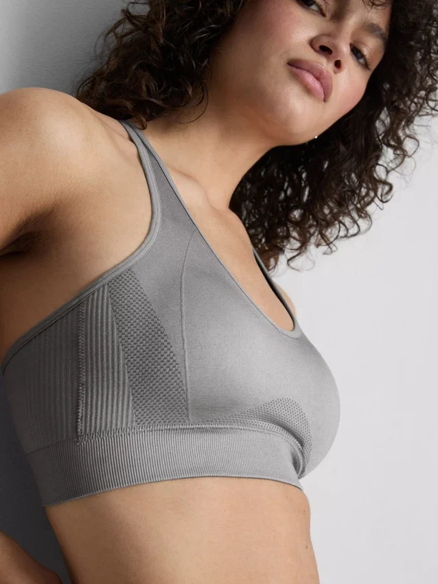 Naadloze, glanzende sportieve crop top