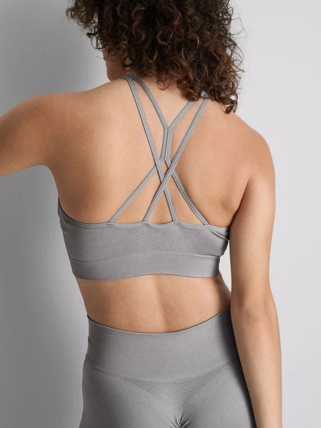 Naadloze, glanzende sportieve crop top