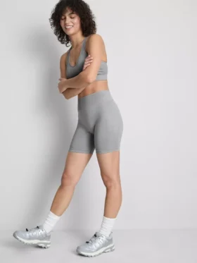 Naadloze, glanzende sportshort