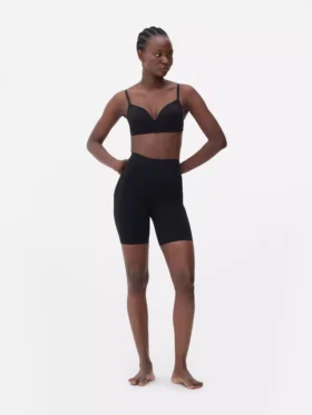 Naadloze shorts die je billen liften