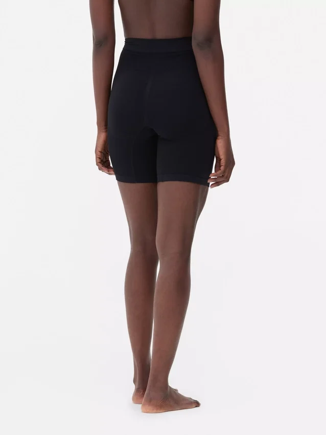 Naadloze shorts die je billen liften