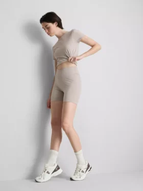 Naadloze sportshort met gekruiste tailleband