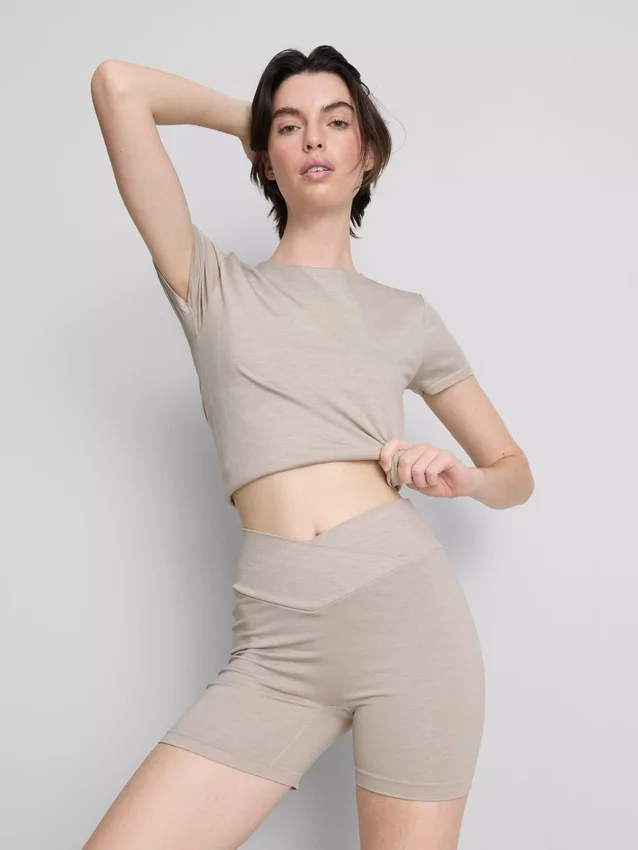 Naadloze sportshort met gekruiste tailleband