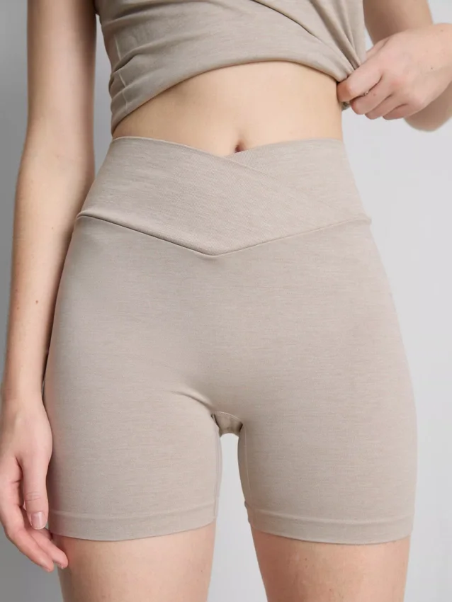 Naadloze sportshort met gekruiste tailleband