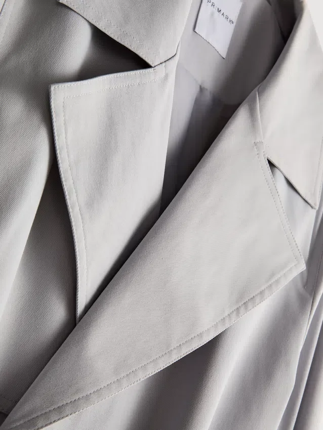 Onmisbare trenchcoat met riem
