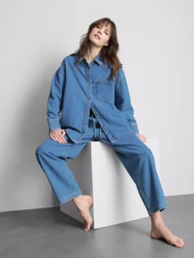 Overhemd van katoenen denim met knopen en een relaxte pasvorm
