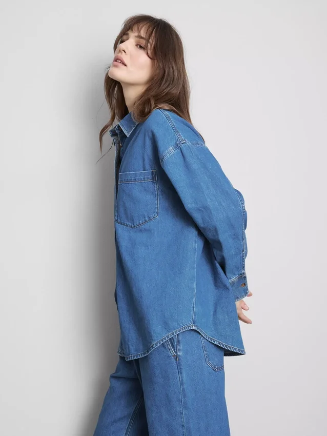 Overhemd van katoenen denim met knopen en een relaxte pasvorm
