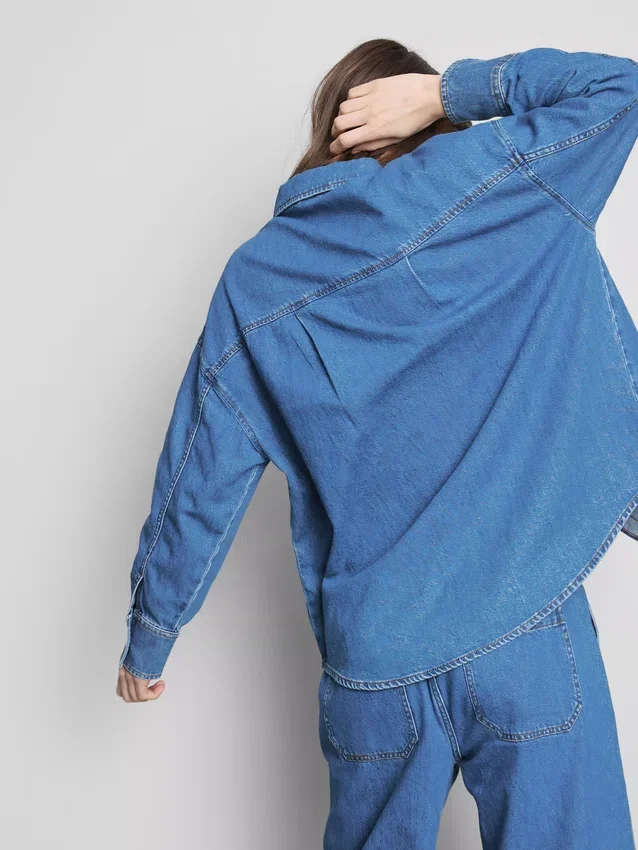 Overhemd van katoenen denim met knopen en een relaxte pasvorm